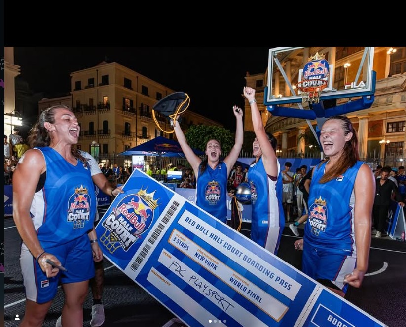 Le ragazze FDC mostrano il boarding pass per la finale mondiale